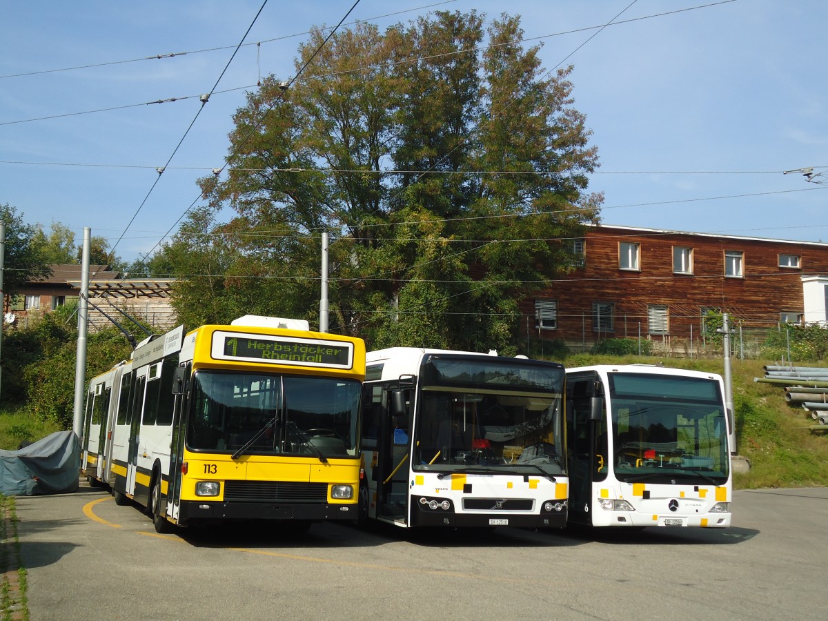 (136'143) - VBSH Schaffhausen - Nr. 113 - NAW/Hess Gelenktrolleybus + SB Schaffhausen - Nr. 10/SH 12'510 - Volvo (ex VBSH Schaffhausen Nr. 30; ex Vorf�hrfahrzeug) + Nr. 6/SH 12'506 - Mercedes am 25. September 2011 in Schaffhausen, Busdepot