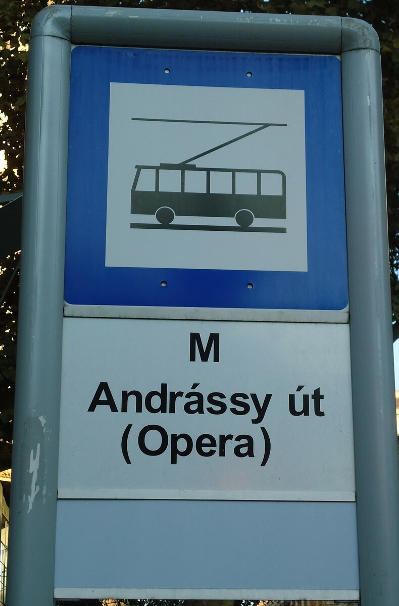 (136'270) - BKV-Haltestellenschild - Budapest, M Andr�ssy �t (Opera) - am 3. Oktober 2011