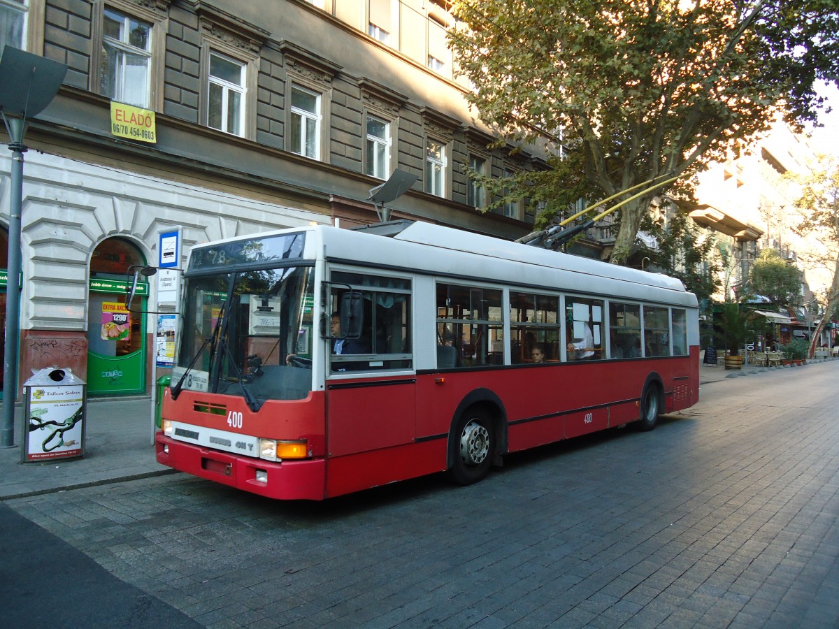 (136'273) - BKV Budapest - Nr. 400 - Ikarus Trolleybus am 3. Oktober 2011 in Budapest, M Andr�ssy �t (Opera)