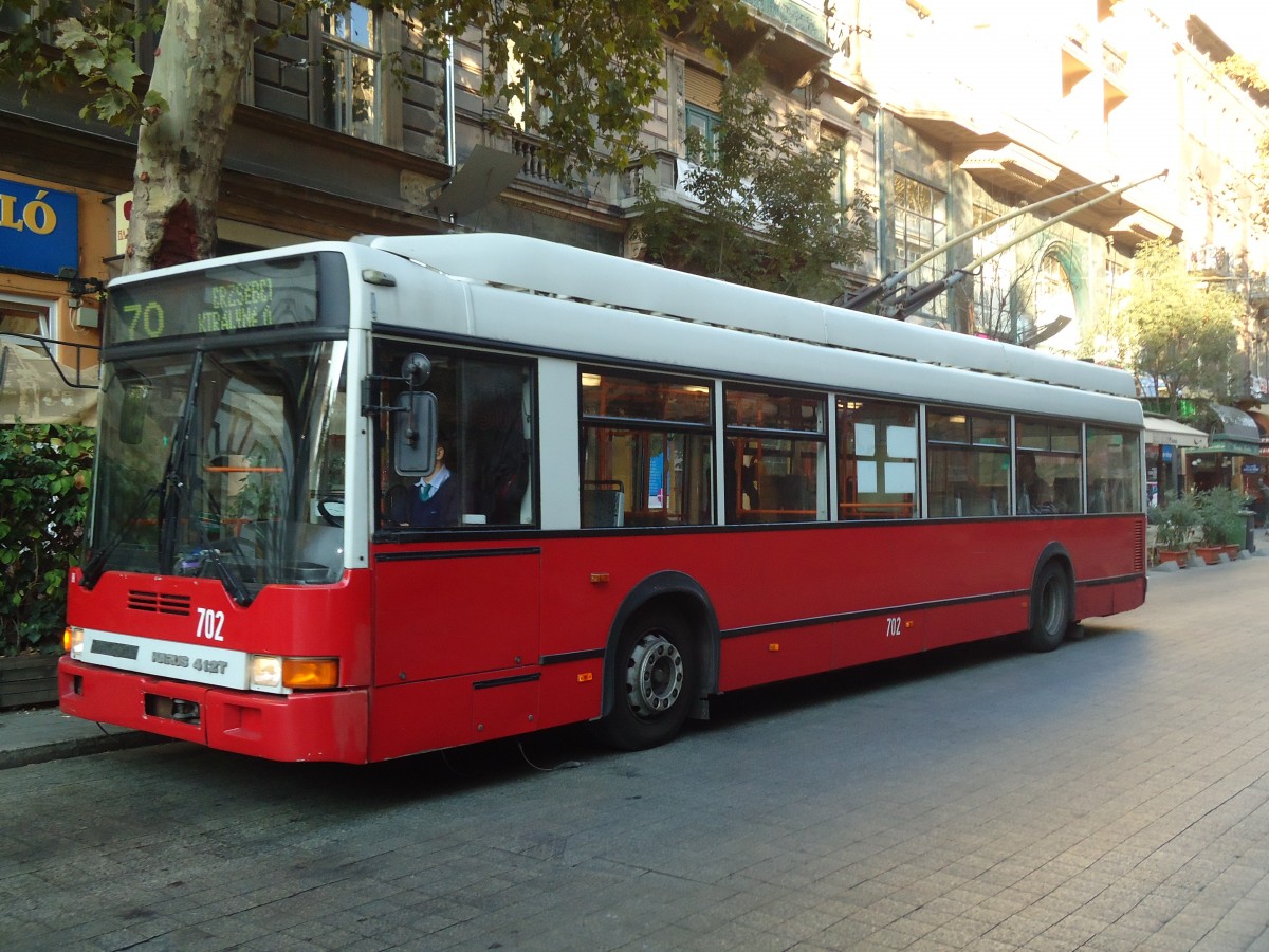 (136'276) - BKV Budapest - Nr. 702 - Ikarus Trolleybus am 3. Oktober 2011 in Budapest, M Andr�ssy �t (Opera)