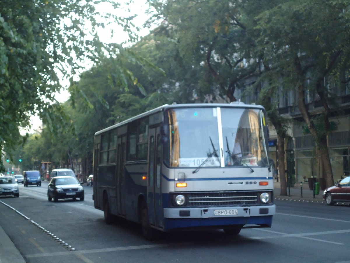 (136'277) - BKV Budapest - Nr. 06-04/BPO-604 - Ikarus am 3. Oktober 2011 in Budapest, M Andr�ssy �t (Opera)