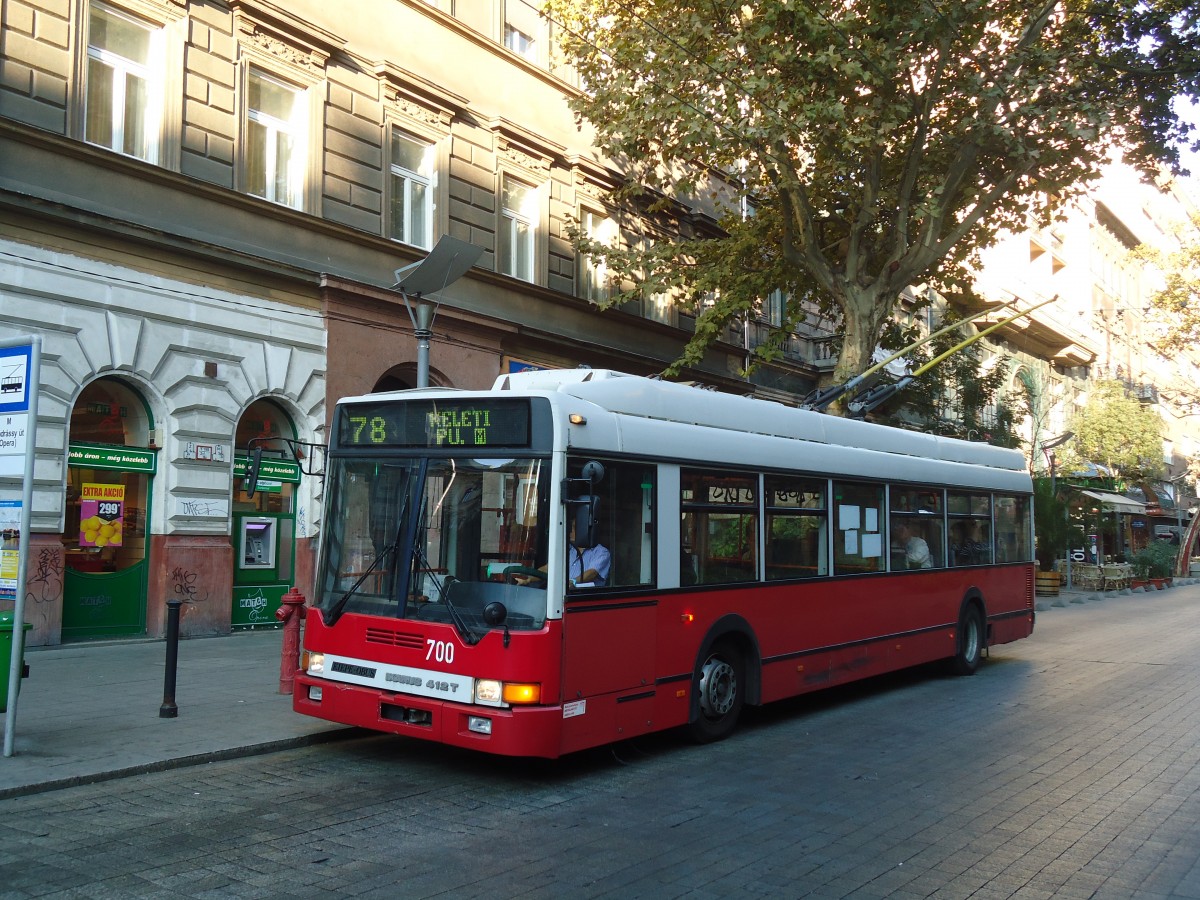 (136'278) - BKV Budapest - Nr. 700 - Ikarus Trolleybus am 3. Oktober 2011 in Budapest, M Andr�ssy �t (Opera)