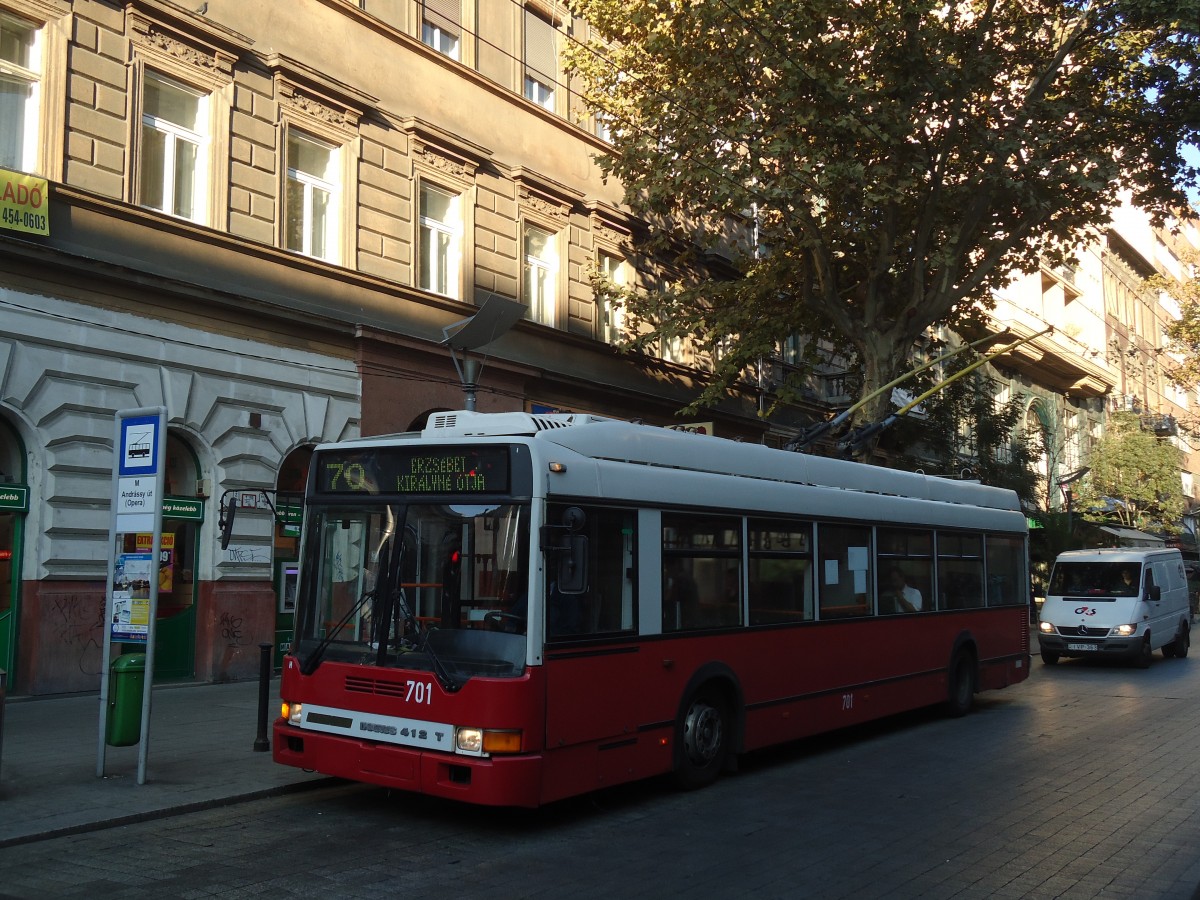 (136'279) - BKV Budapest - Nr. 701 - Ikarus Trolleybus am 3. Oktober 2011 in Budapest, M Andr�ssy �t (Opera)