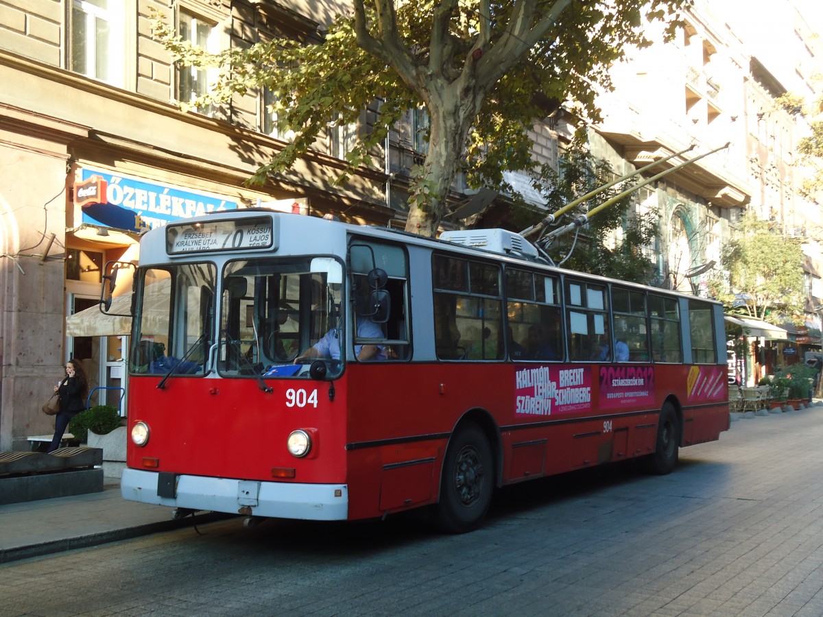 (136'282) - BKV Budapest - Nr. 904 - ZiU Trolleybus am 3. Oktober 2011 in Budapest, M Andr�ssy �t (Opera)