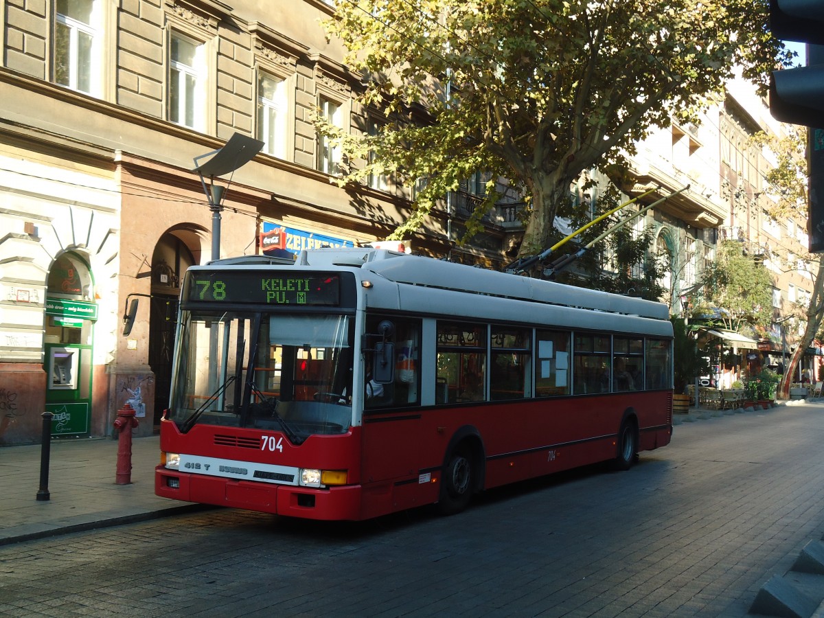 (136'284) - BKV Budapest - Nr. 704 - Ikarus Trolleybus am 3. Oktober 2011 in Budapest, M Andr�ssy �t (Opera)