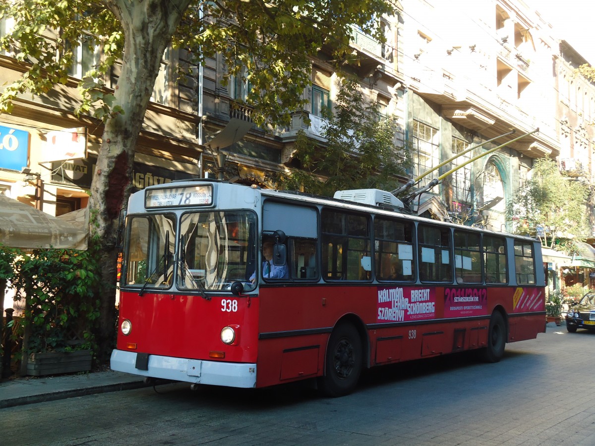 (136'285) - BKV Budapest - Nr. 938 - ZiU Trolleybus am 3. Oktober 2011 in Budapest, M Andr�ssy �t (Opera)