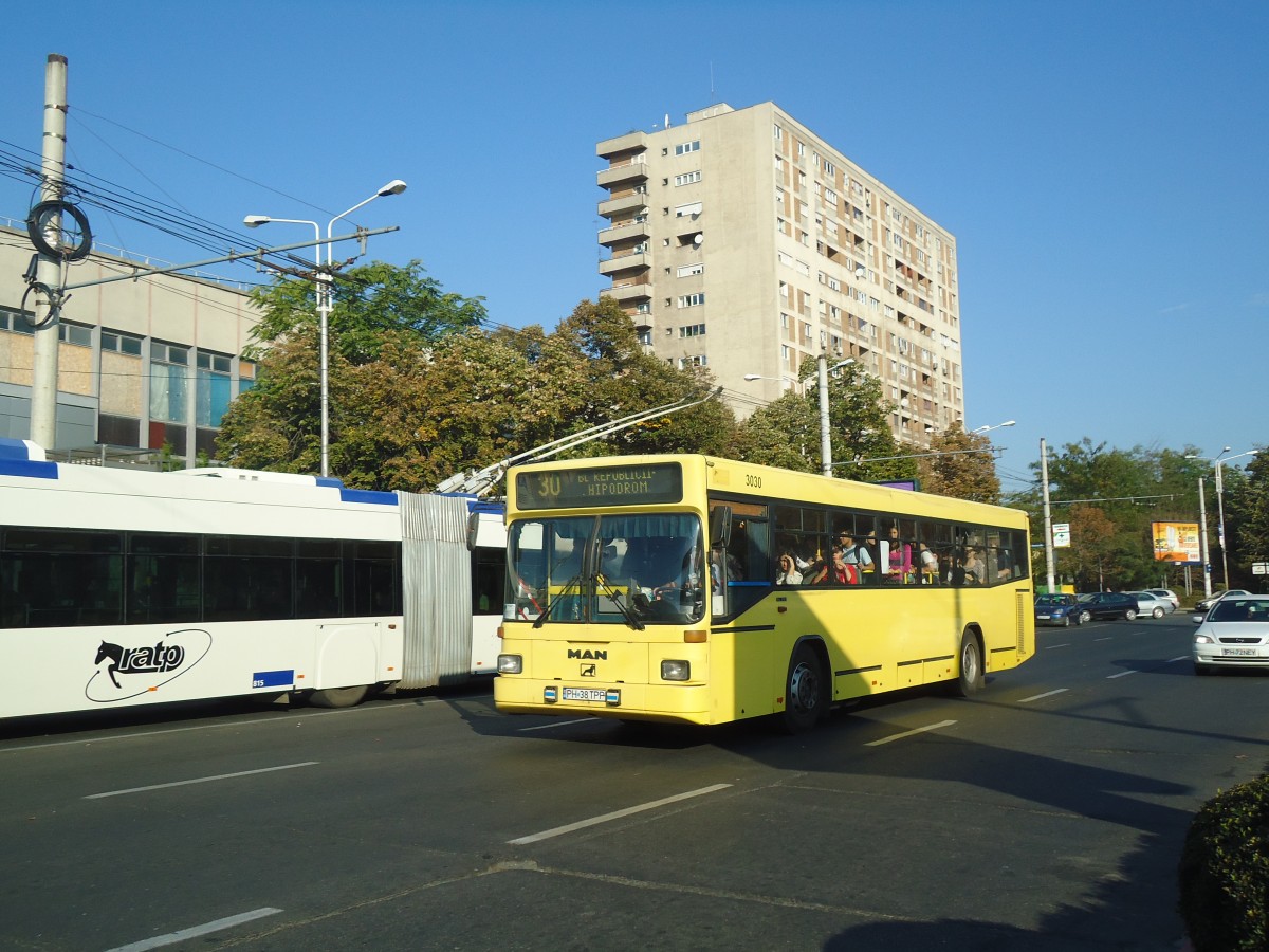 (136'414) - RATP Ploiesti - Nr. 3030/PH 38 TPP - MAN am 5. Oktober 2011 beim Bahnhof Ploiesti S�d