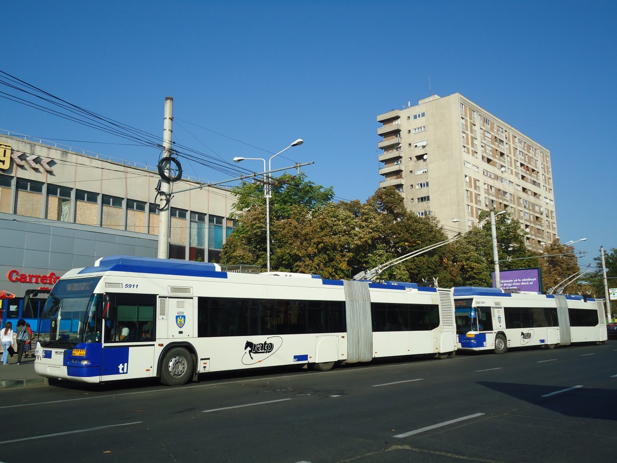 (136'431) - RATP Ploiesti - Nr. 5911/PH 916 - Neoplan Gelenkduobus (ex TL Lausanne/CH Nr. 827) am 5. Oktober 2011 beim Bahnhof Ploiesti S�d
