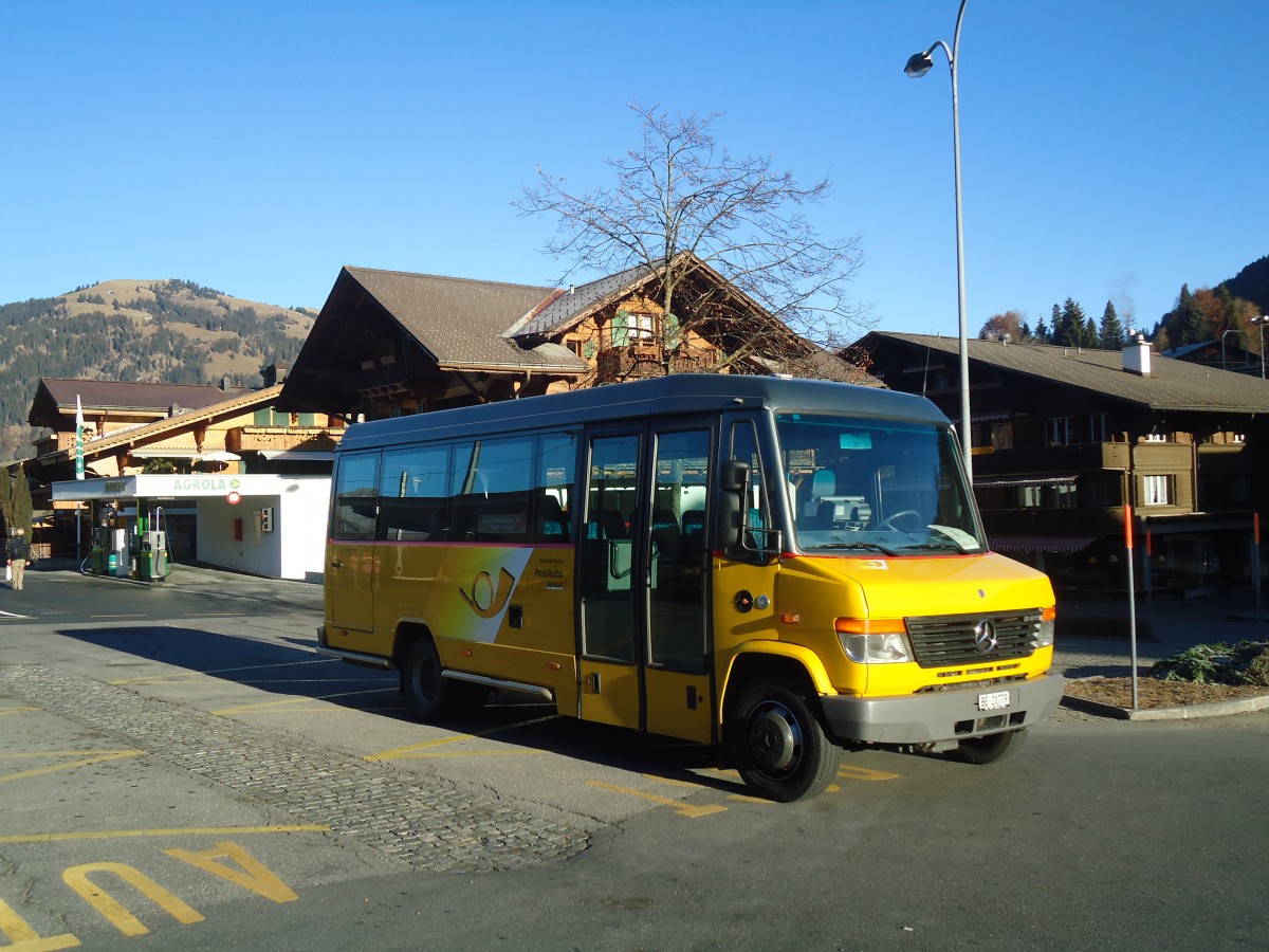 (136'995) - K�bli, Gstaad - BE 21'779 - Mercedes am 25. November 2011 beim Bahnhof Gstaad