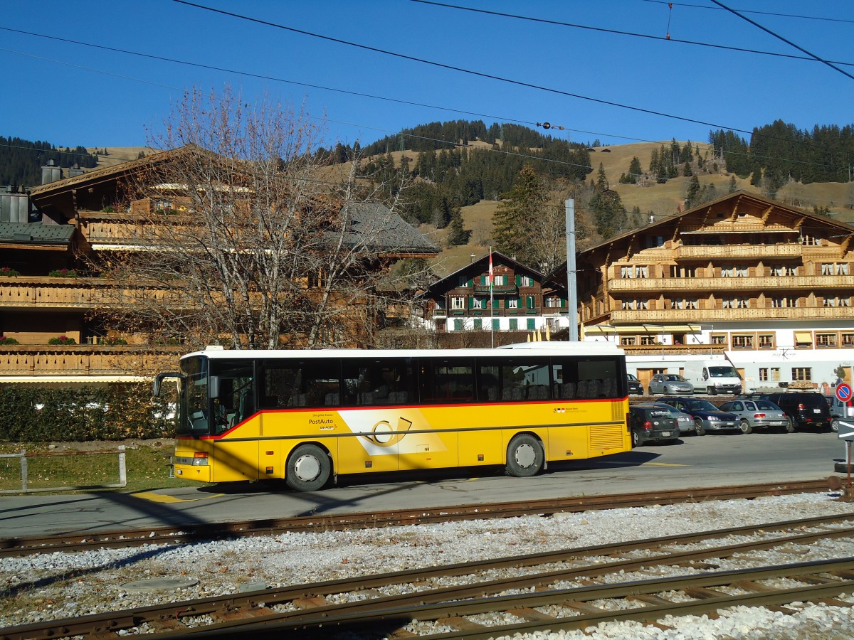 (137'007) - K�bli, Gstaad - BE 235'726 - Setra am 25. November 2011 beim Bahnhof Sch�nried