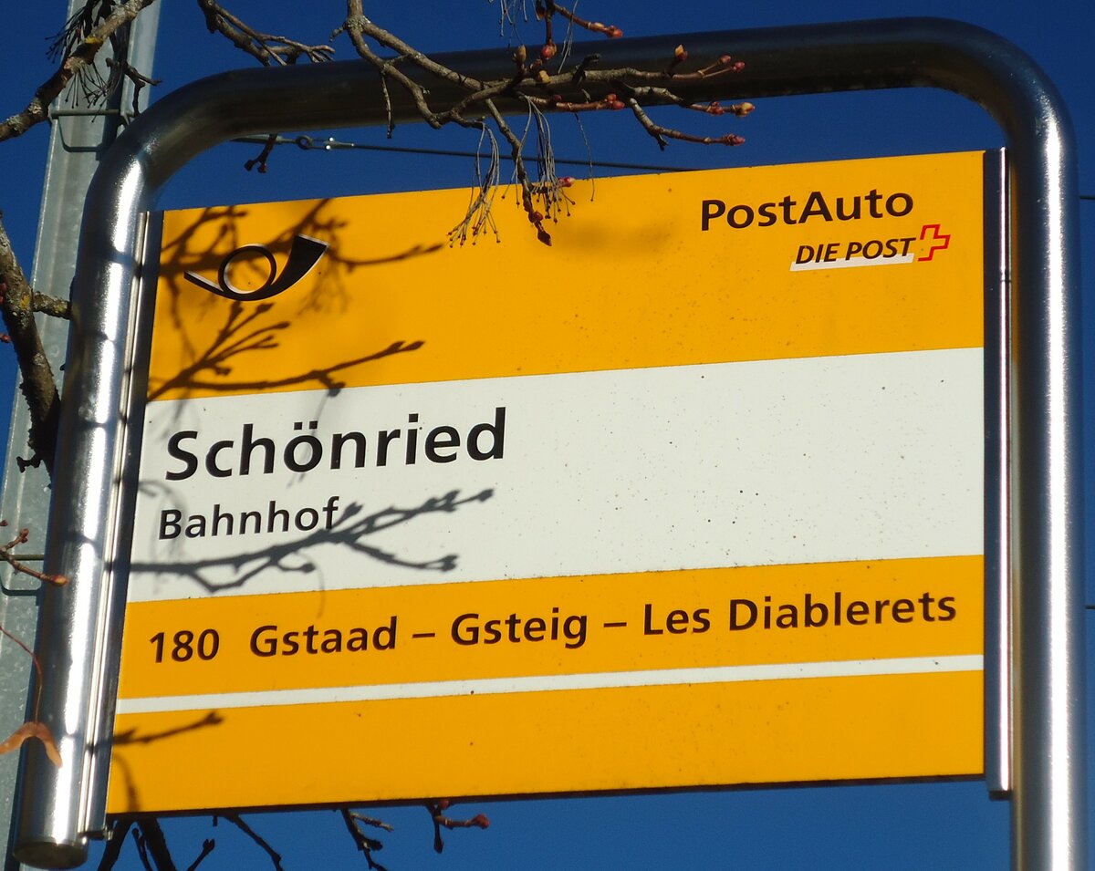 (137'010) - PostAuto-Haltestellenschild - Sch�nried, Bahnhof - am 25. November 2011