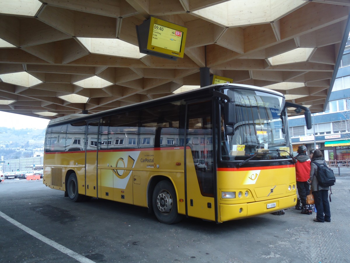 (137'736) - Ev�quoz, Erde - VS 81'888 - Volvo am 19. Februar 2012 beim Bahnhof Sion
