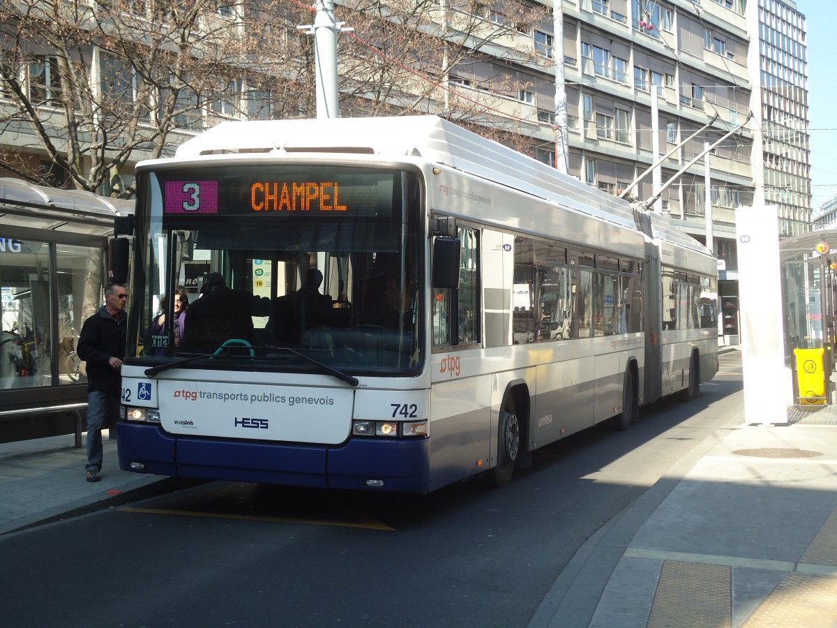 (138'279) - TPG Gen�ve - Nr. 742 - Hess/Hess Gelenktrolleybus am 9. M�rz 2012 in Gen�ve, Coutance