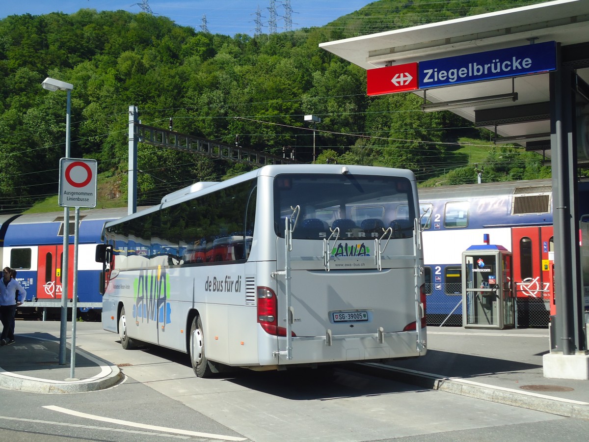 (138'956) - AWA Amden - Nr. 5/SG 39'005 - Setra am 17. Mai 2012 beim Bahnhof Ziegelbr�cke