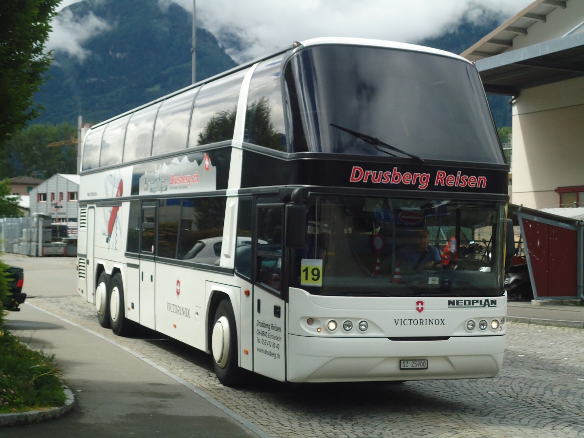 (139'406) - Schelbert, Einsiedeln - SZ 25'900 - Neoplan am 11. Juni 2012 beim Bahnhof Fl�elen