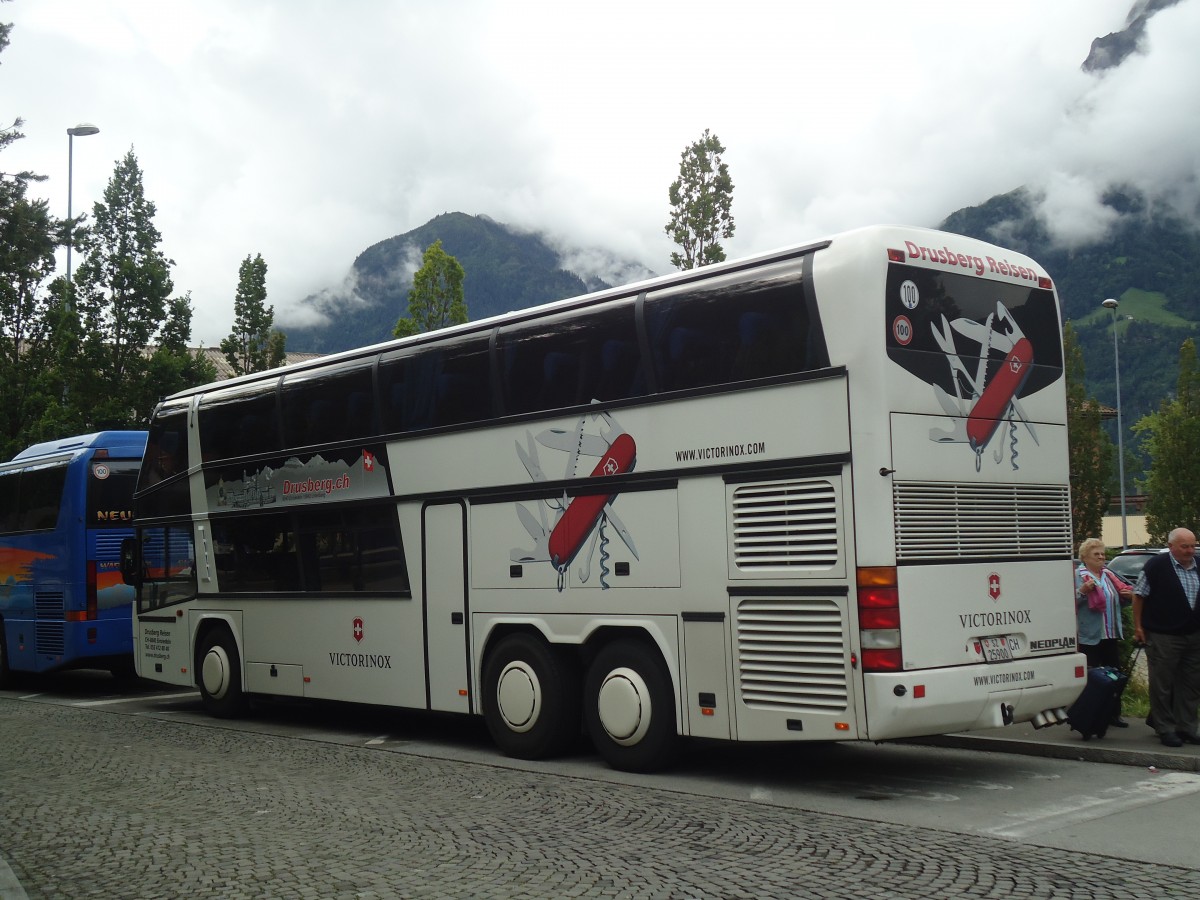 (139'411) - Schelbert, Einsiedeln - SZ 25'900 - Neoplan am 11. Juni 2012 beim Bahnhof Fl�elen