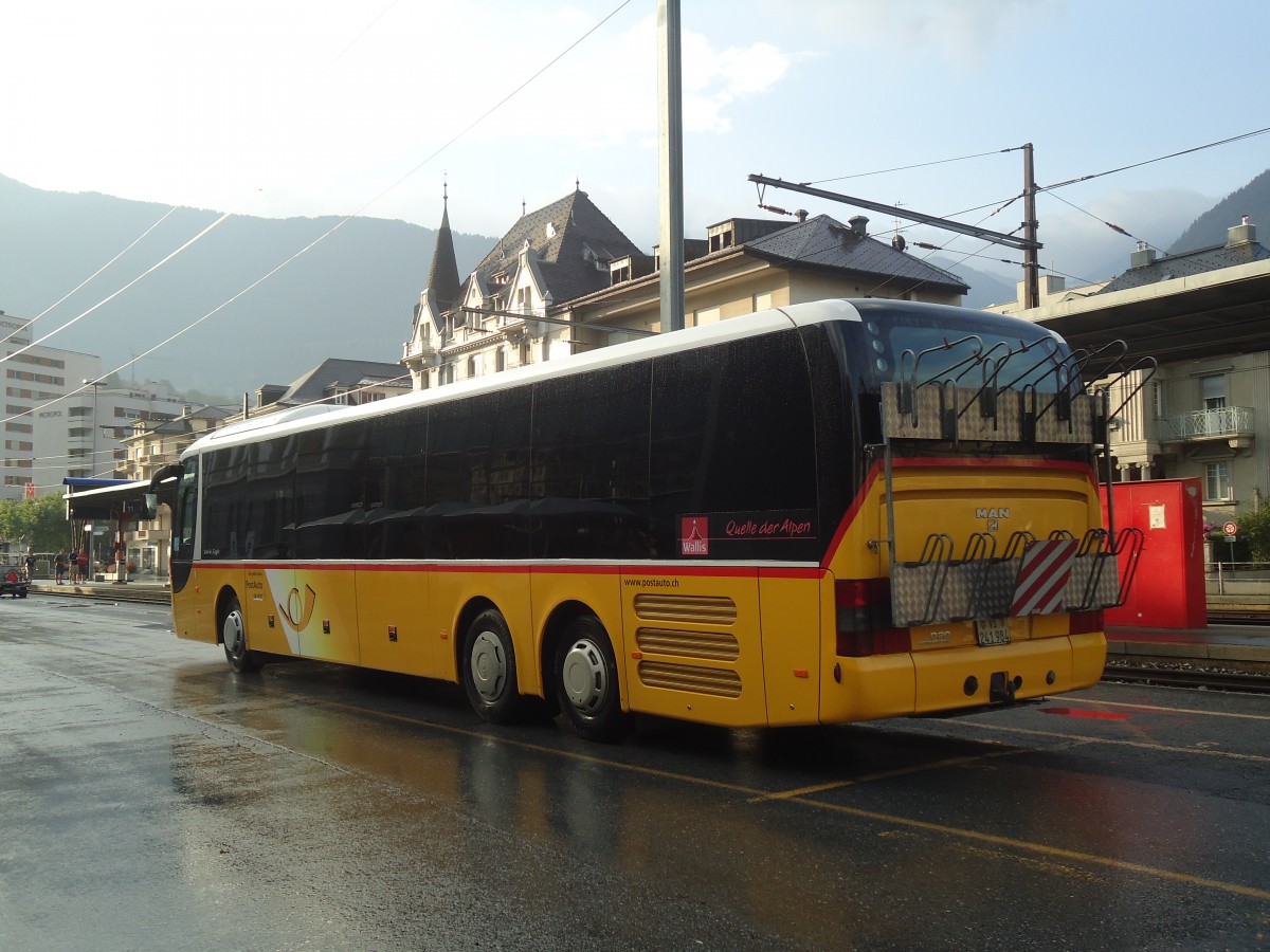 (140'235) - PostAuto Wallis - VS 241'984 - MAN am 1. Juli 2012 beim Bahnhof Brig