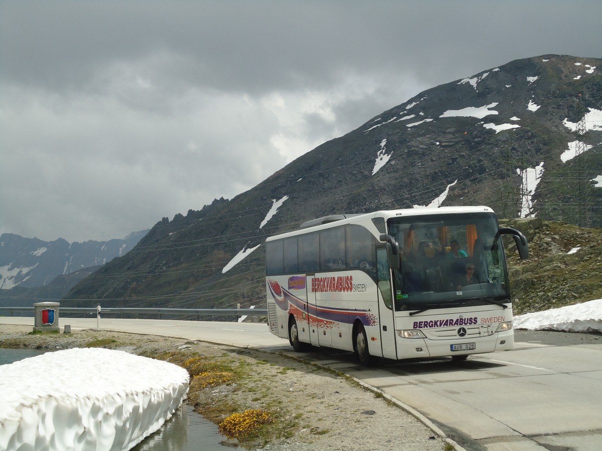 (140'301) - Aus Schweden: Bergkvarabuss, Kalmar - Nr. 103/AUR 026 - Mercedes am 1. Juli 2012 in Nufenen, Passh�he