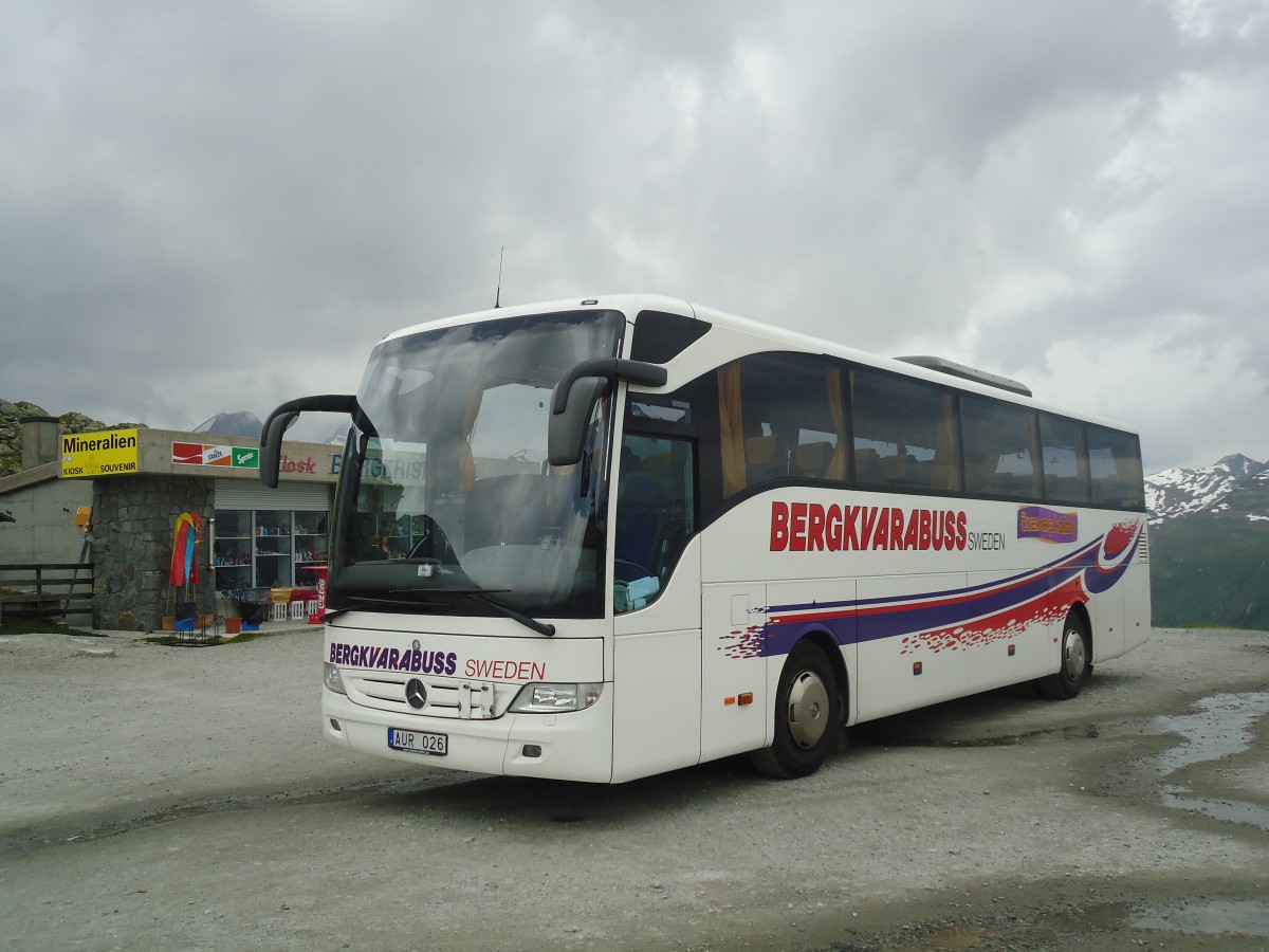 (140'317) - Aus Schweden: Bergkvarabuss, Kalmar - Nr. 103/AUR 026 - Mercedes am 1. Juli 2012 in Nufenen, Passh�he