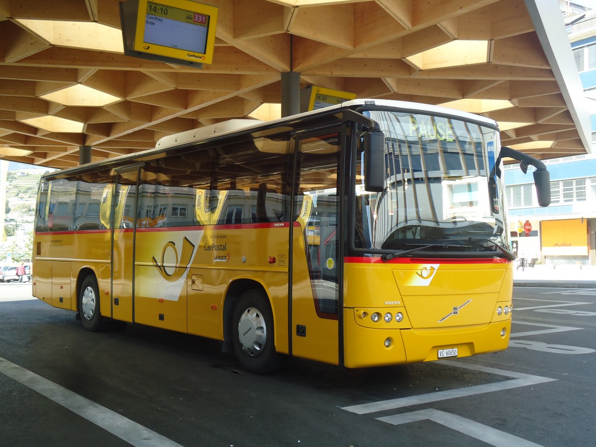 (141'829) - Ev�quoz, Erde - VS 60'650 - Volvo am 23. September 2012 beim Bahnhof Sion