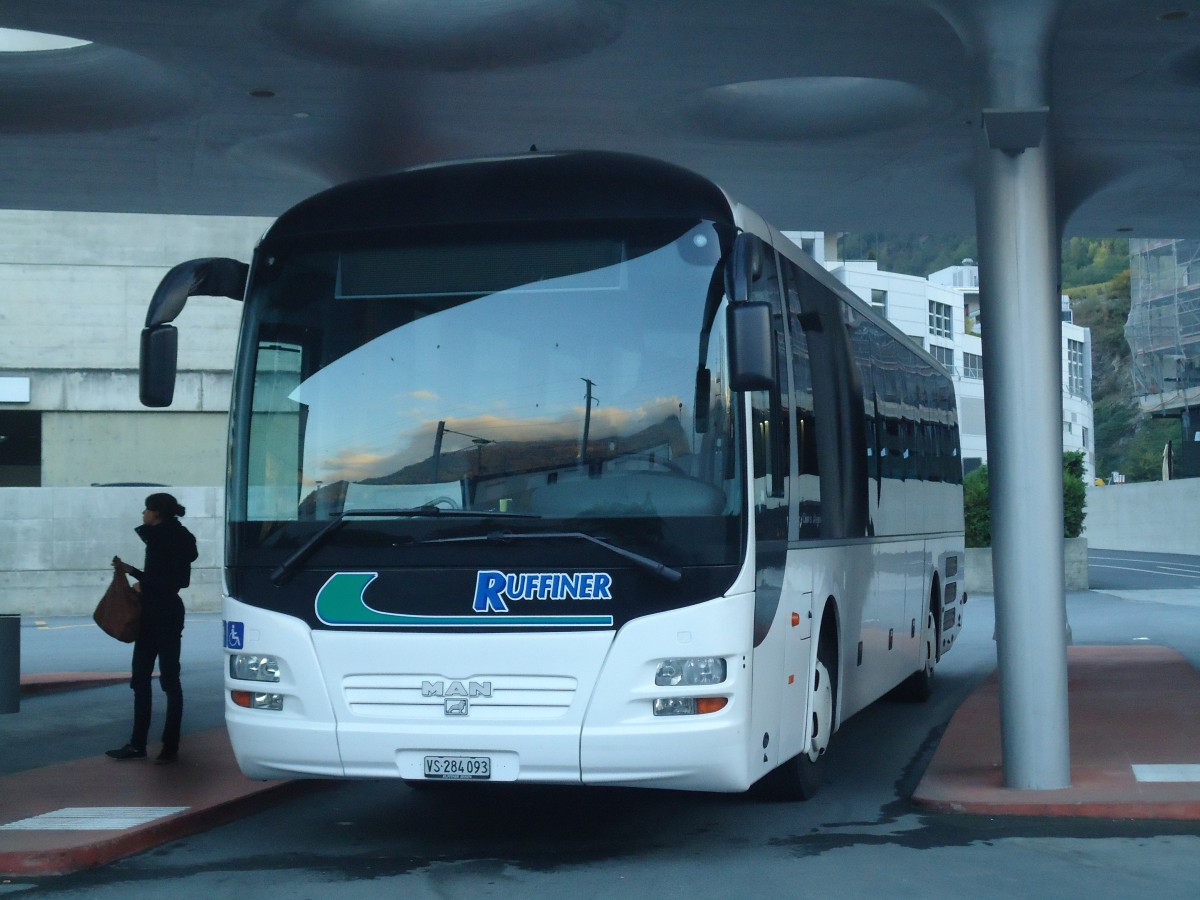 (141'897) - Ruffiner, Turtmann - VS 284'093 - MAN (ex Th�sac, D-Windischleuba Nr. 253) am 1. Oktober 2012 beim Bahnhof Visp