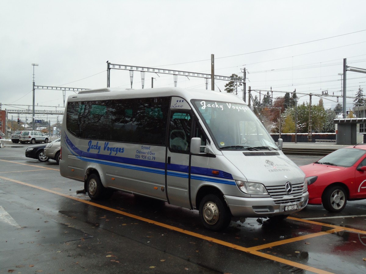 (142'143) - Jacky Voyages, Ch�teaud-d'Oex - VD 1461 - Mercedes am 28. Oktober 2012 in Thun, CarTerminal 