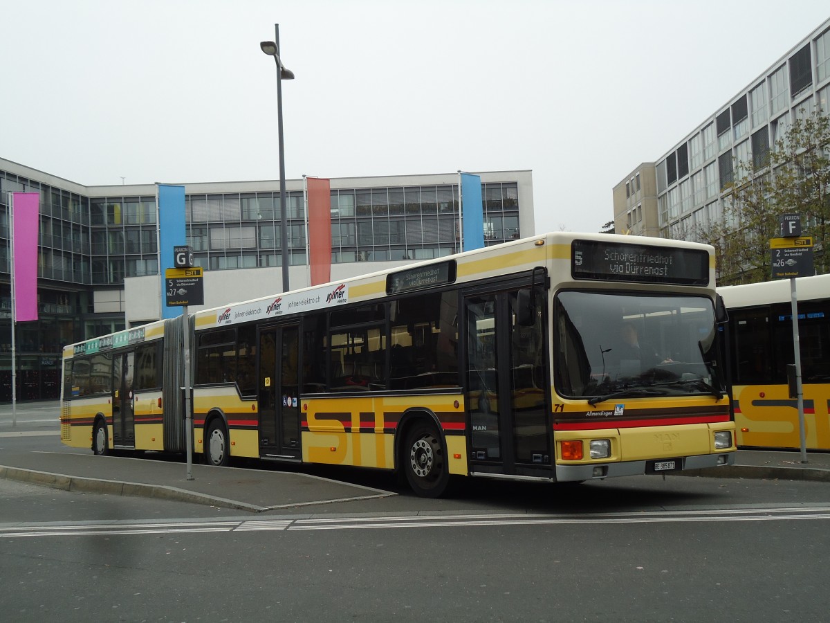 (142'225) - STI Thun - Nr. 71/BE 385'871 - MAN am 19. November 2012 beim Bahnhof Thun