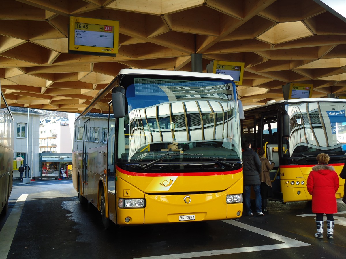 (142'677) - Ev�quoz, Erde - VS 22'870 - Irisbus am 26. Dezember 2012 beim Bahnhof Sion