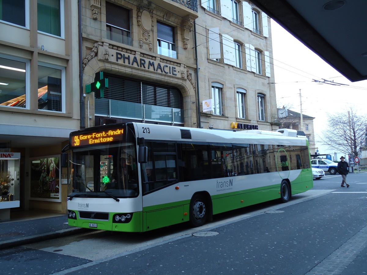 (142'709) - transN, La Chaux-de-Fonds - Nr. 213/NE 89'213 - Volvo (ex TN Neuch�tel Nr. 213) am 29. Dezember 2012 in Neuch�tel, Place Pury