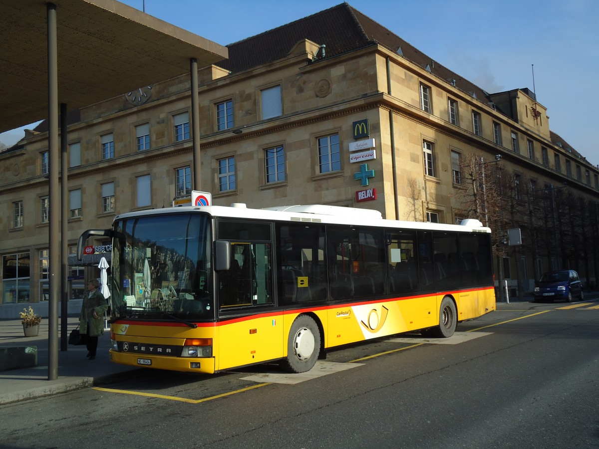 (142'750) - CarPostal Ouest - NE 98'404 - Setra am 29. Dezember 2012 beim Bahnhof Neuch�tel
