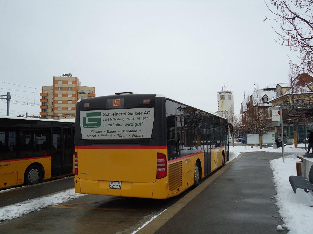 (143'093) - Klopfstein, Laupen - Nr. 9/BE 652'123 - Mercedes am 21. Janaur 2013 beim Bahnhof D�dingen