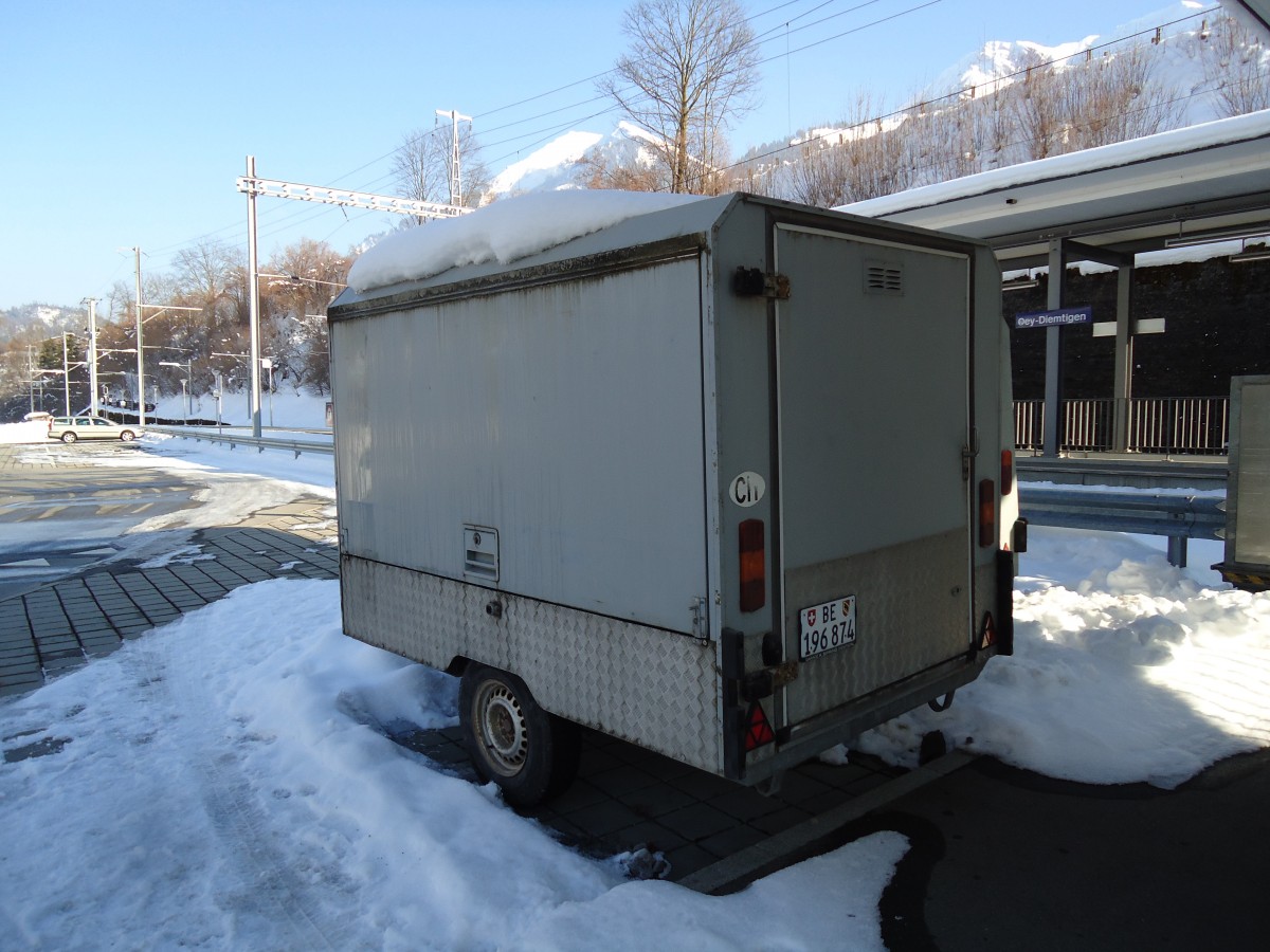 (143'201) - Spring, Schwenden - BE 196'874 - Gowa Gep�ckanh�nger am 17. Februar 2013 beim Bahnhof Oey-Diemtigen