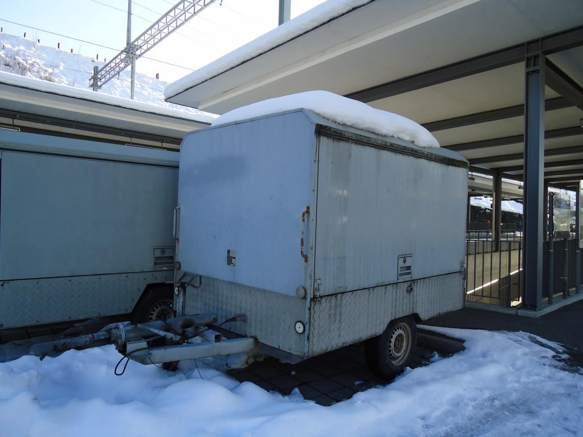 (143'204) - Spring, Schwenden - BE 196'874 - Gowa Gep�ckanh�nger am 17. Februar 2013 beim Bahnhof Oey-Diemtigen