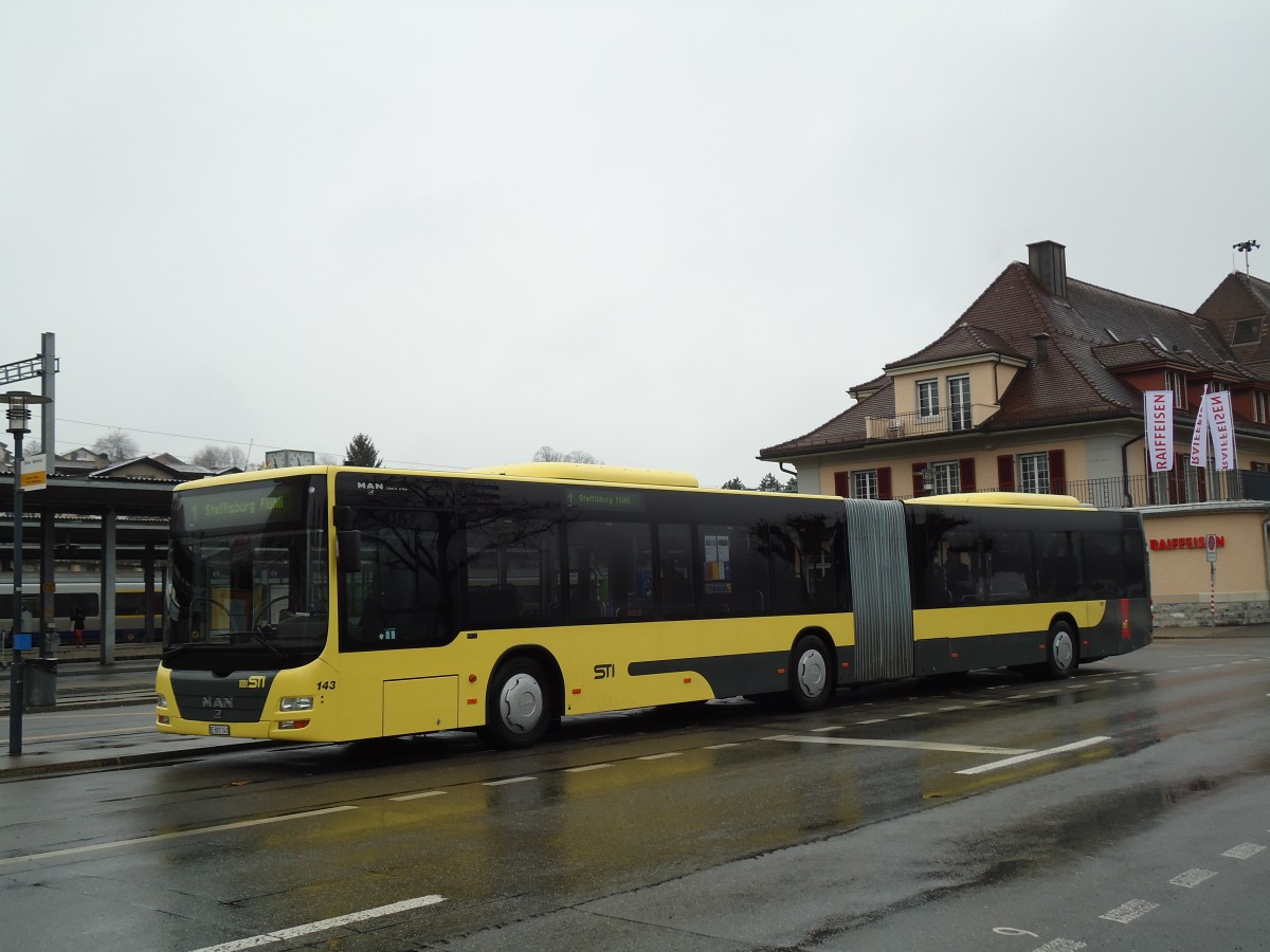 (143'503) - STI Thun - Nr. 143/BE 801'143 - MAN am 18. M�rz 2013 beim Bahnhof Spiez