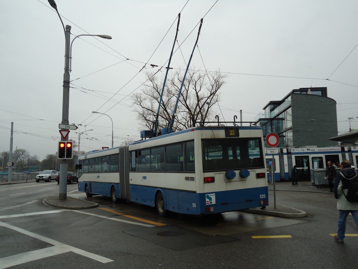 (143'738) - VBZ Z�rich - Nr. 125 - Mercedes Gelenktrolleybus am 21. April 2013 beim Bahnhof Z�rich-Tiefenbrunnen