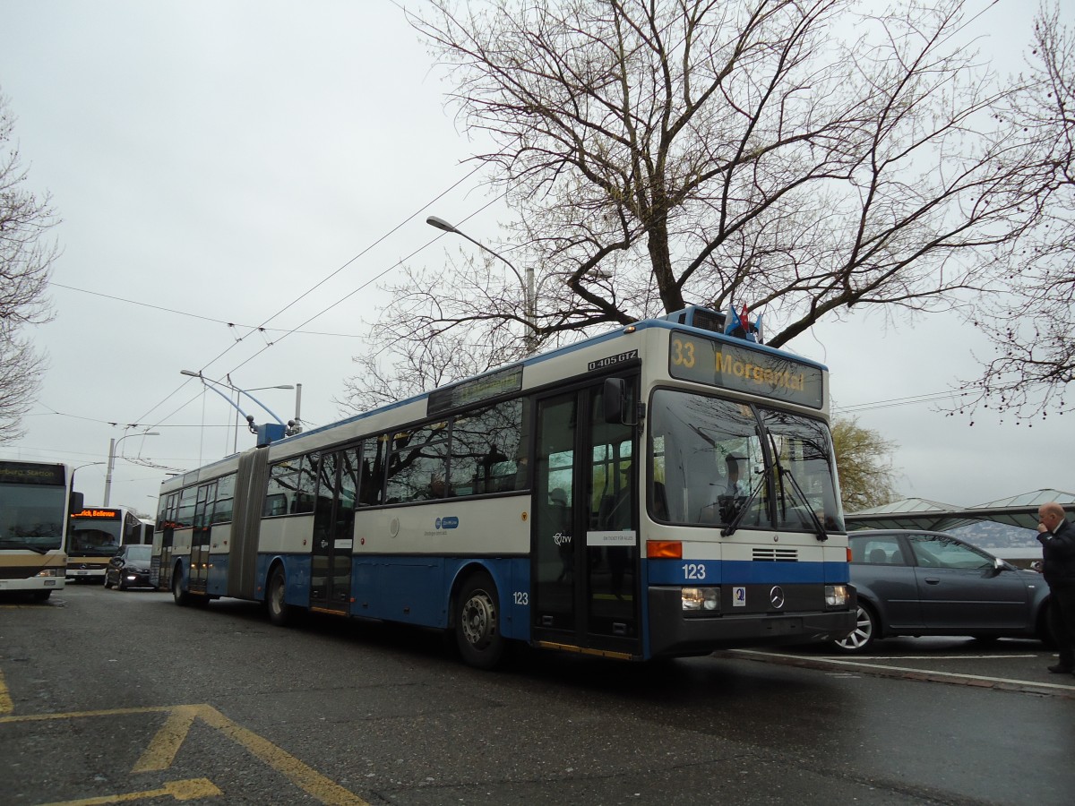 (143'742) - VBZ Z�rich - Nr. 123 - Mercedes Gelenktrolleybus am 21. April 2013 beim Bahnhof Z�rich-Tiefenbrunnen