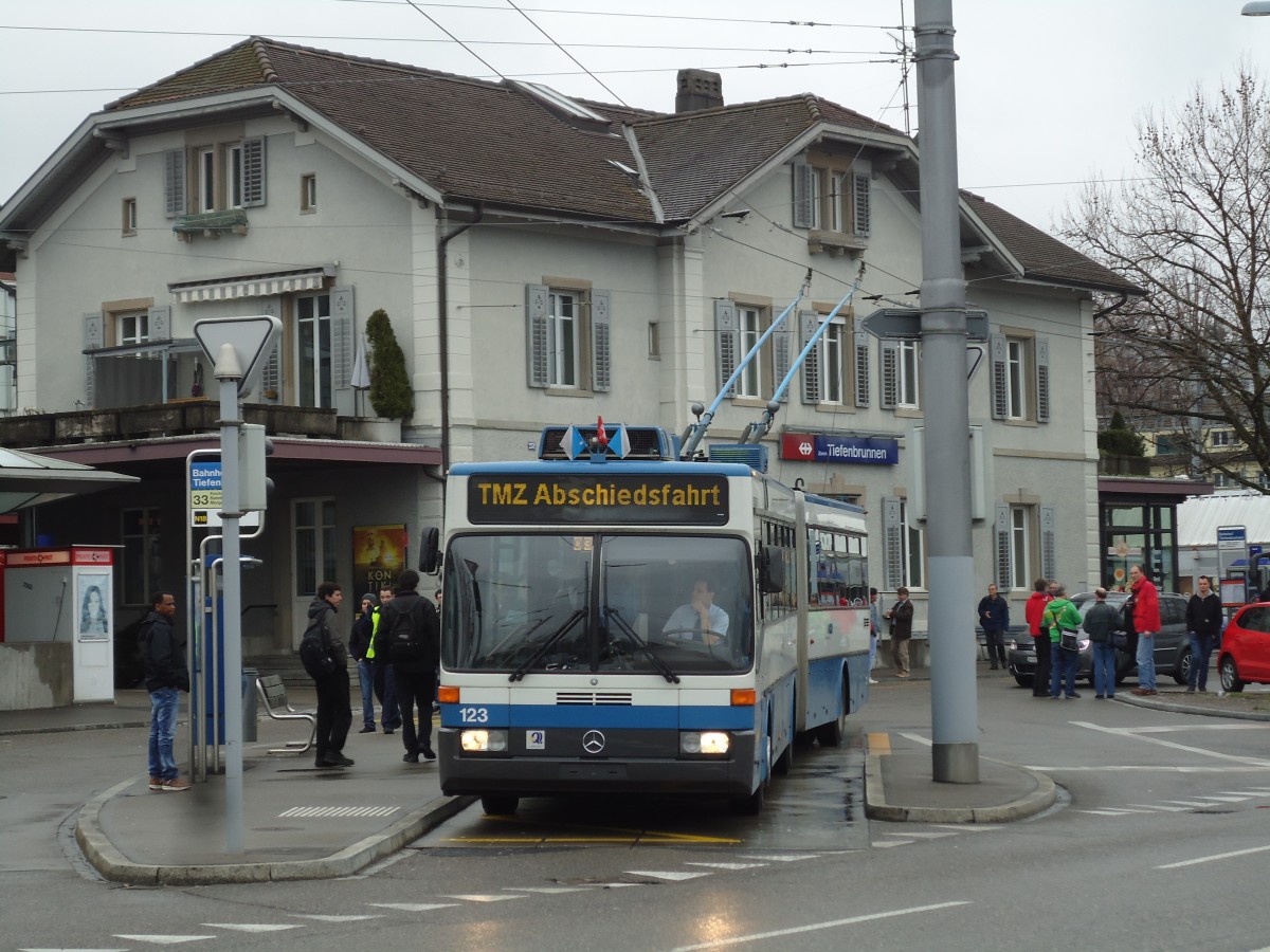(143'746) - VBZ Z�rich - Nr. 123 - Mercedes Gelenktrolleybus am 21. April 2013 beim Bahnhof Z�rich-Tiefenbrunnen
