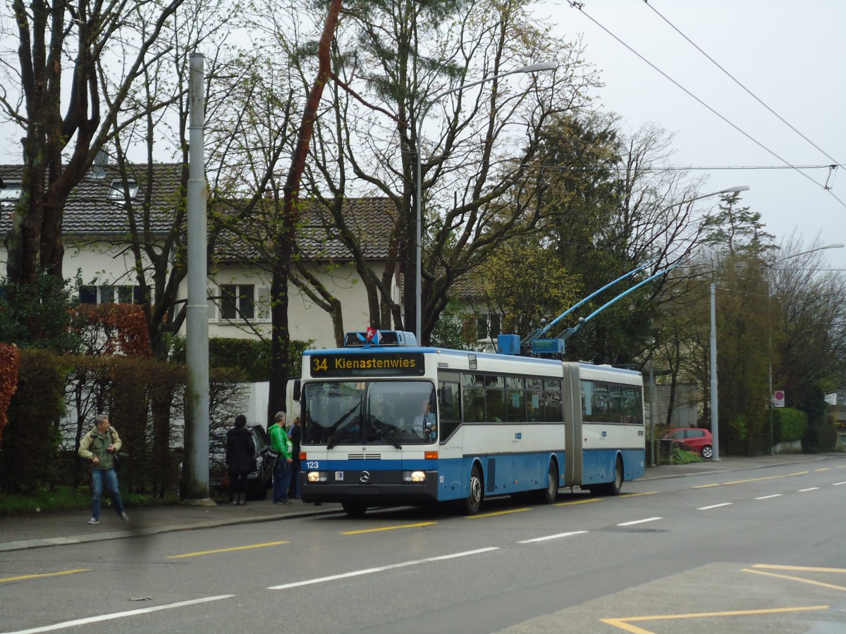 (143'750) - VBZ Z�rich - Nr. 123 - Mercedes Gelenktrolleybus am 21. April 2013 in Z�rich, Berghaldenstrasse