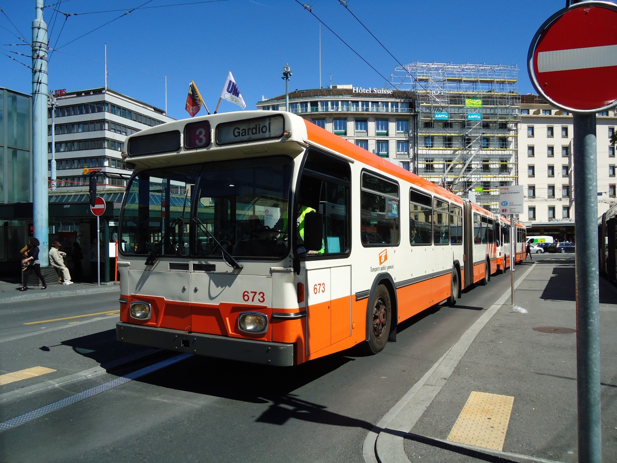 (144'696) - TPG Gen�ve - Nr. 673 - Saurer/Hess Gelenktrolleybus am 27. Mai 2013 beim Bahnhof Gen�ve