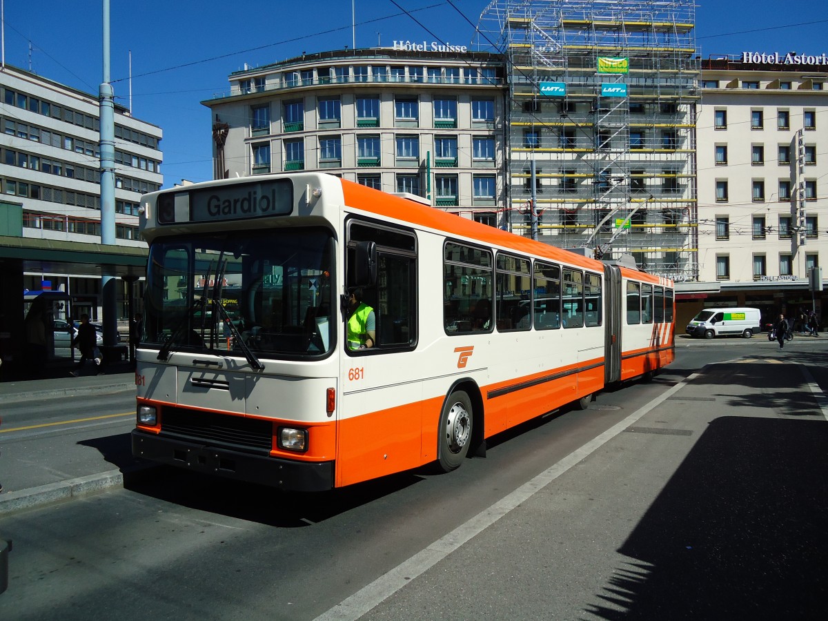 (144'697) - TPG Gen�ve - Nr. 681 - NAW/Hess Gelenktrolleybus am 27. Mai 2013 beim Bahnhof Gen�ve