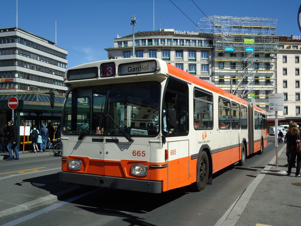 (144'711) - TPG Gen�ve - Nr. 665 - Saurer/Hess Gelenktrolleybus am 27. Mai 2013 beim Bahnhof Gen�ve