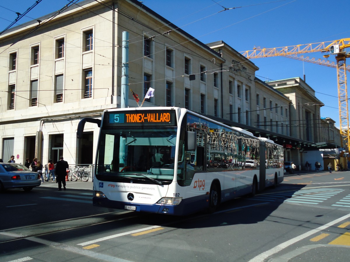 (144'716) - TPG Gen�ve - Nr. 182/GE 960'566 - Mercedes am 27. Mai 2013 beim Bahnhof Gen�ve