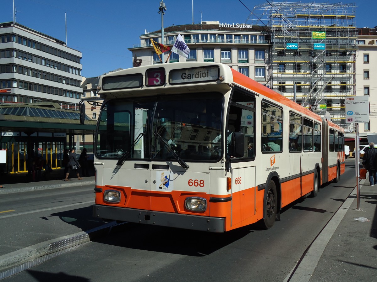 (144'730) - TPG Gen�ve - Nr. 668 - Saurer/Hess Gelenktrolleybus am 27. Mai 2013 beim Bahnhof Gen�ve