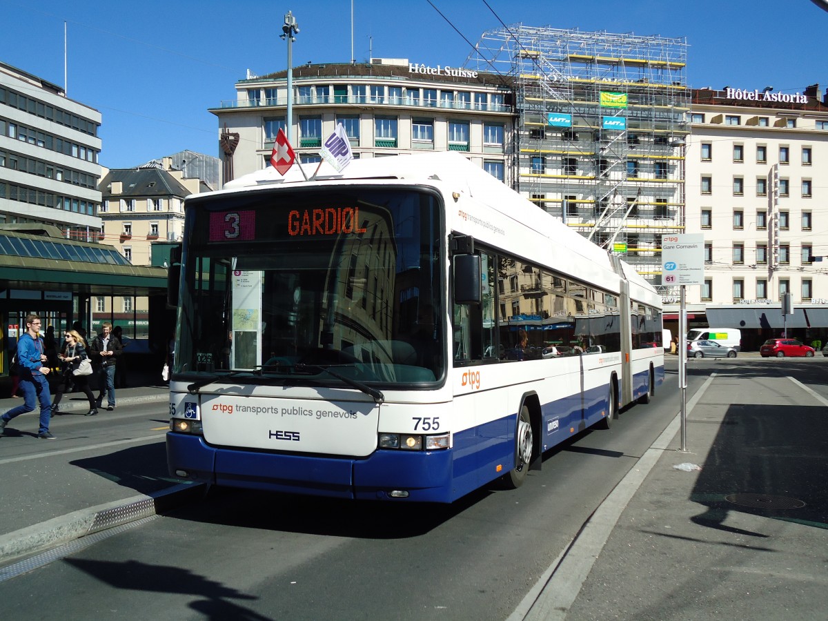 (144'732) - TPG Gen�ve - Nr. 755 - Hess/Hess Gelenktrolleybus am 27. Mai 2013 beim Bahnhof Gen�ve