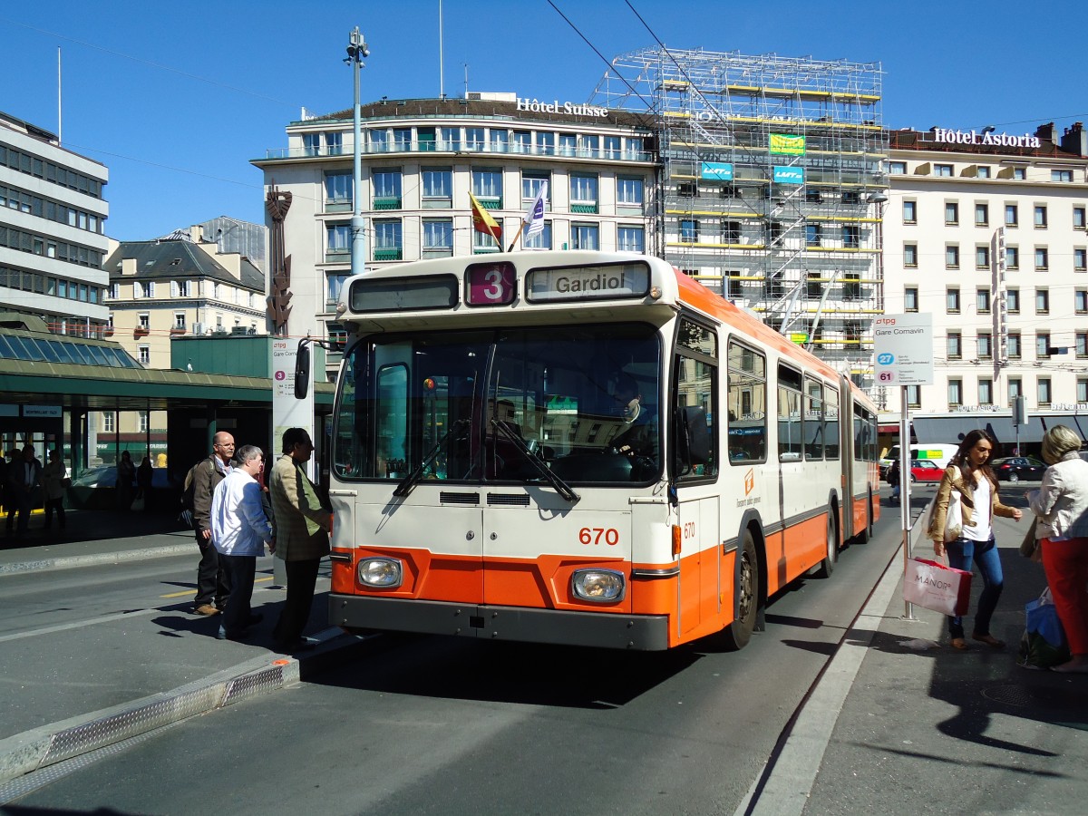 (144'734) - TPG Gen�ve - Nr. 670 - Saurer/Hess Gelenktrolleybus am 27. Mai 2013 beim Bahnhof Gen�ve