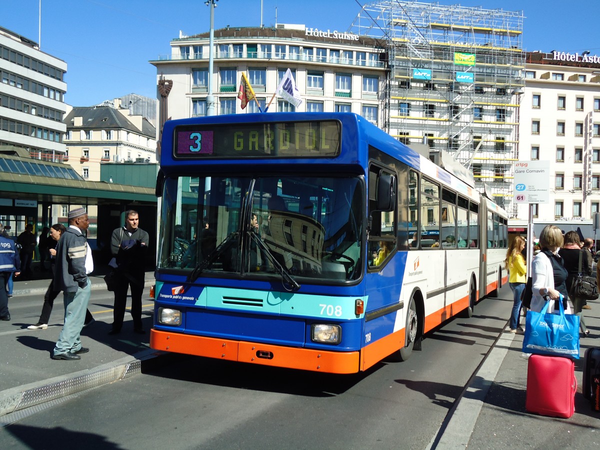 (144'737) - TPG Gen�ve - Nr. 708 - NAW/Hess Gelenktrolleybus am 27. Mai 2013 beim Bahnhof Gen�ve