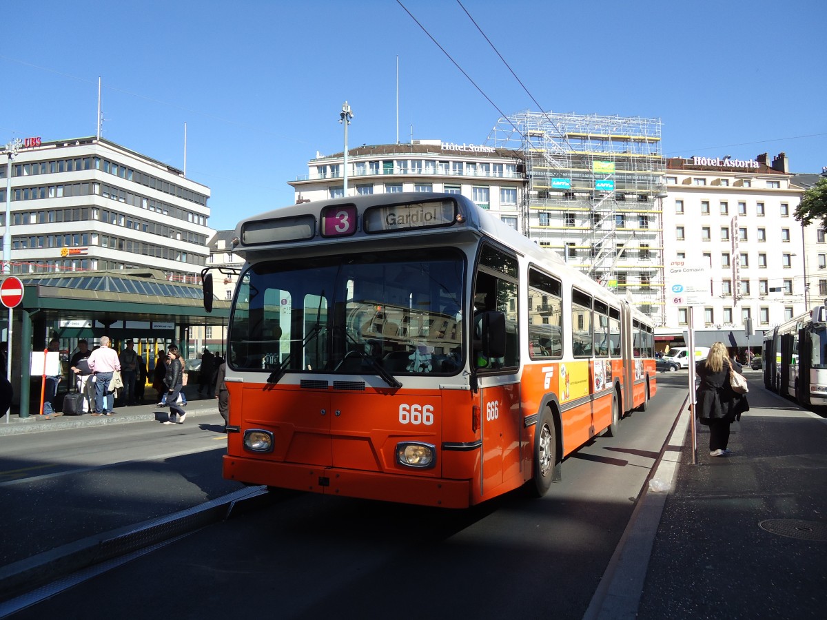 (144'758) - TPG Gen�ve - Nr. 666 - Saurer/Hess Gelenktrolleybus am 27. Mai 2013 beim Bahnhof Gen�ve