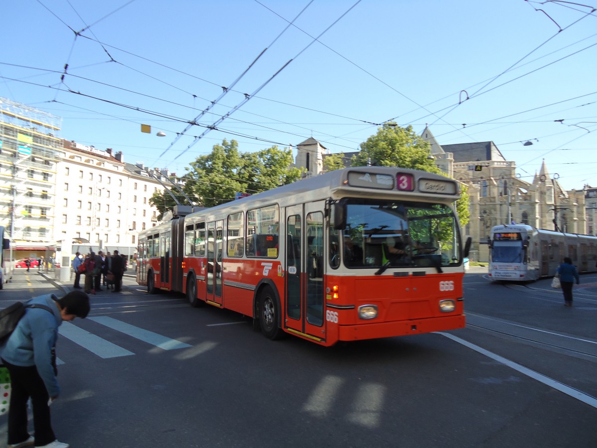 (144'759) - TPG Gen�ve - Nr. 666 - Saurer/Hess Gelenktrolleybus am 27. Mai 2013 beim Bahnhof Gen�ve