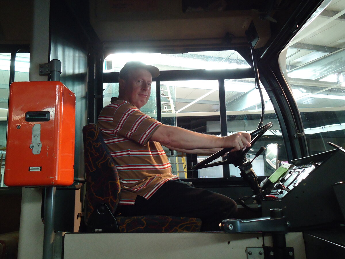 (145'126) - STI Thun - Nr. 52/BE 396'552 - Saurer/R&J am 16. Juni 2013 in Thun, Garage (Innenaufnahme)