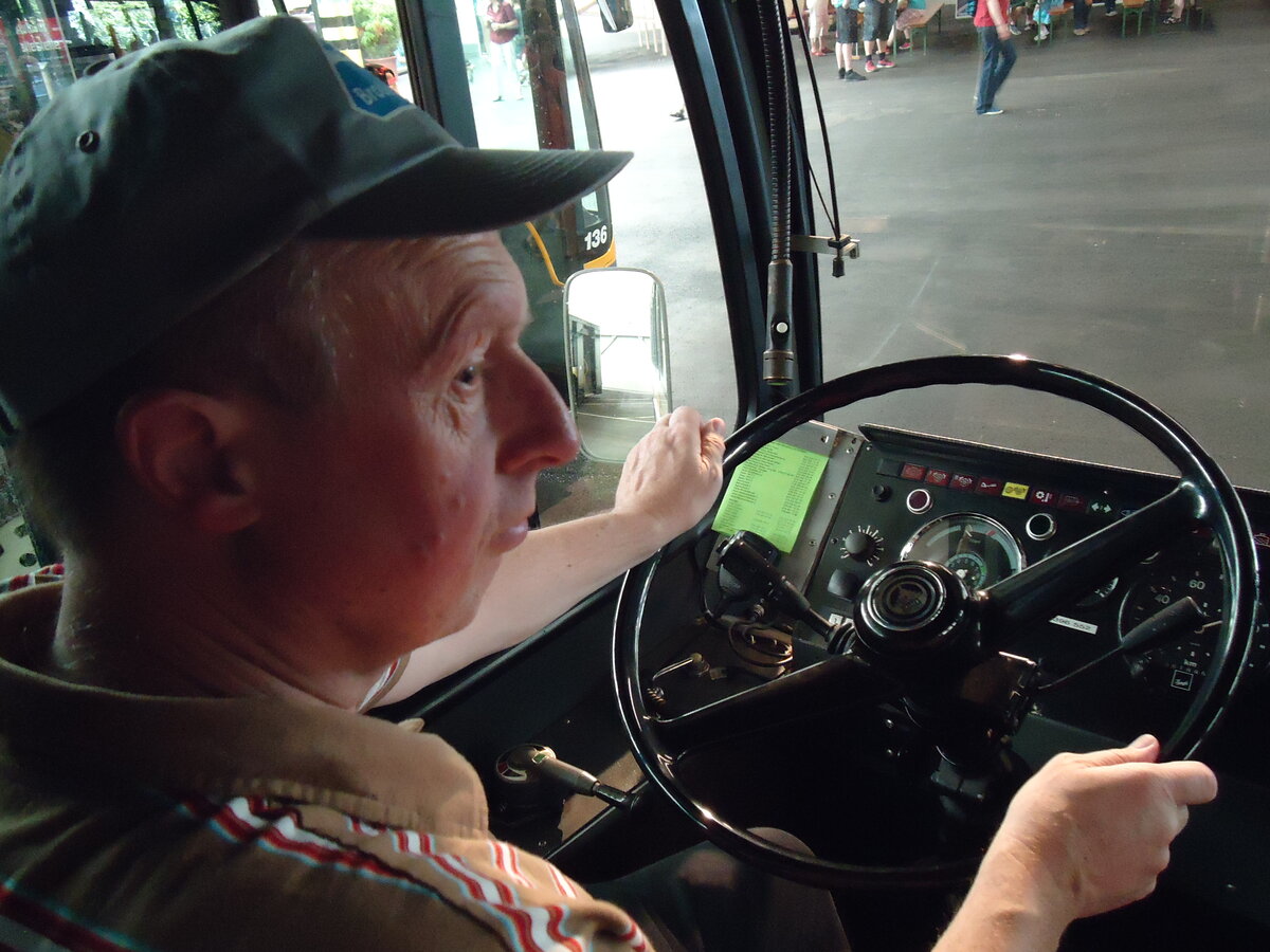 (145'128) - STI Thun - Nr. 52/BE 396'552 - Saurer/R&J am 16. Juni 2013 in Thun, Garage (Innenaufnahme)